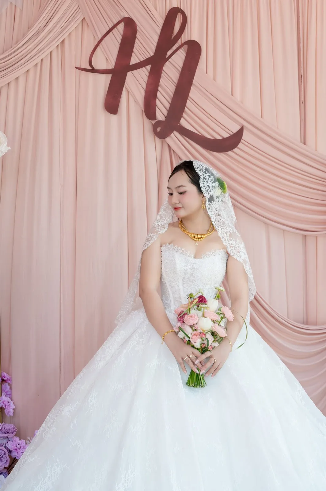 Không gian studio cưới và đội ngũ nhiếp ảnh, trang điểm