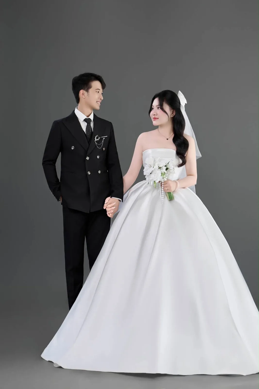 Ảnh cưới chụp trong studio